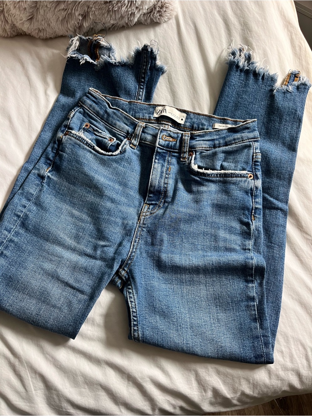 High-Rise Frayed Hem Woman’s Zara Jeans in Medium Blue